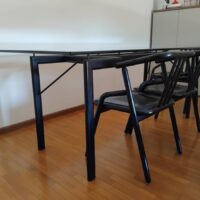 Tavolo in acciaio e cristallo